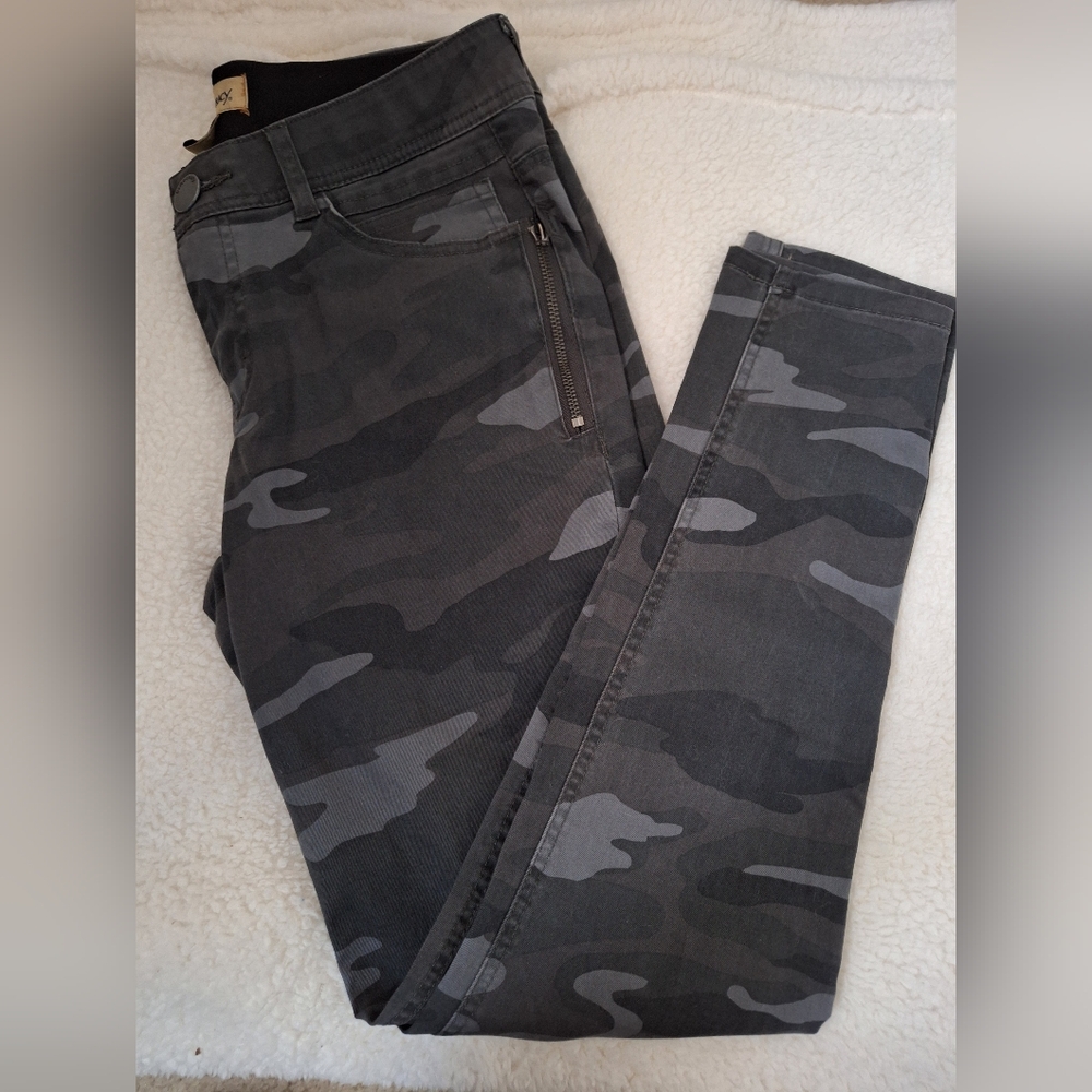 Democracy Women's Skinny Camo Pants - Gray/Black